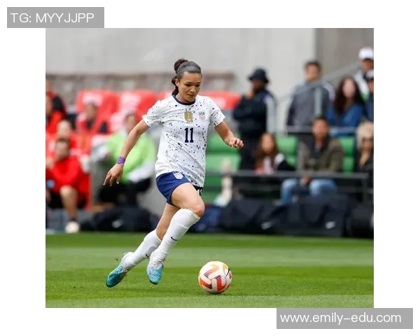 女足球星送袜子背后的意义与女性体育文化的象征解析