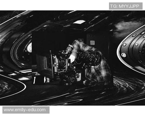 足球球星镜子反映真实自我背后故事揭示人生与赛场的深刻联系